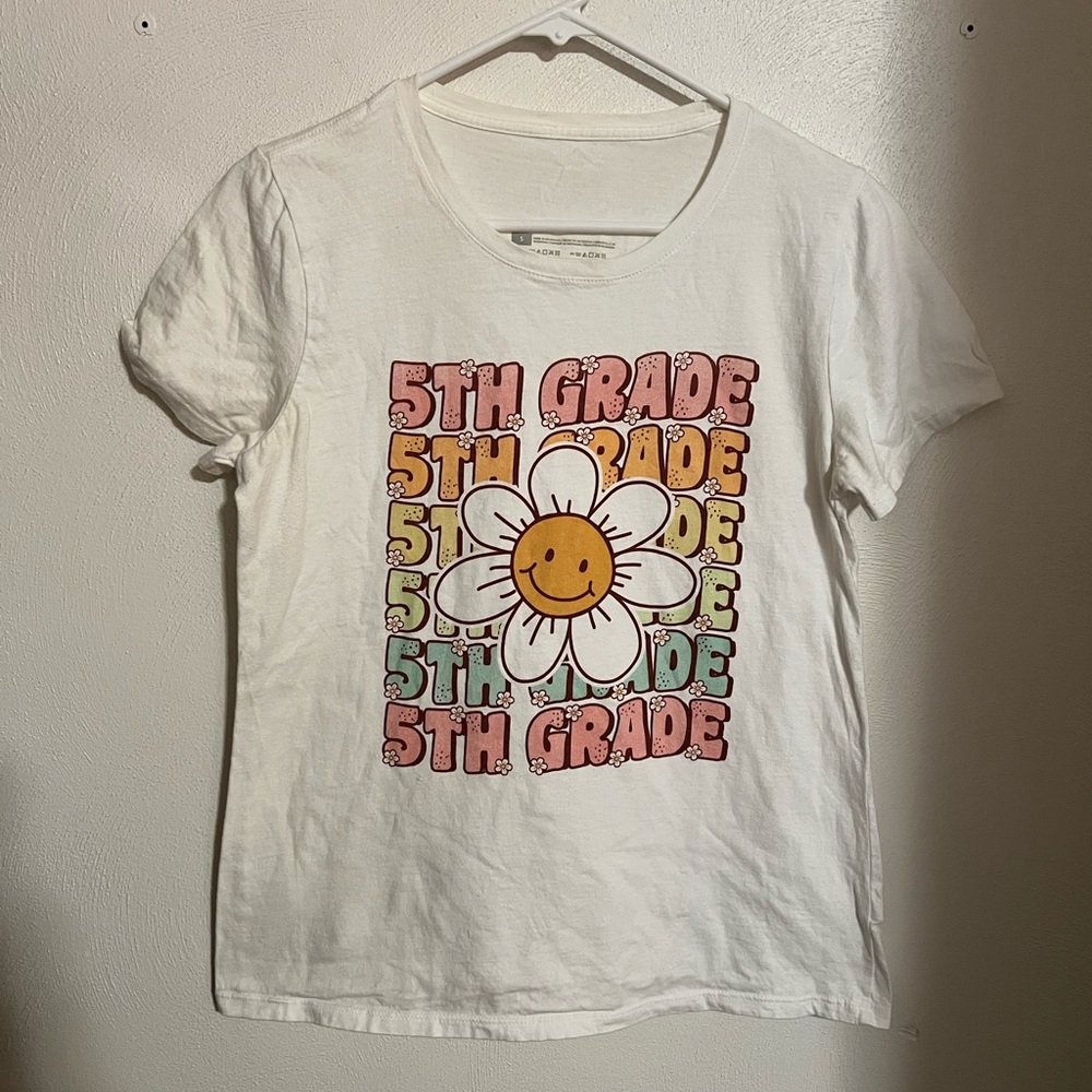 NO BRAND Classic Groovy Daisy Fifth 5th Grade T Shirt White Pink Junior's Size S